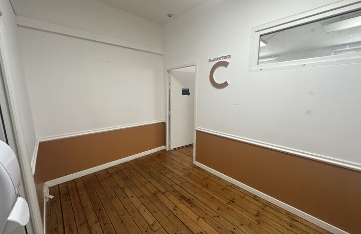 RUE ROQUELAINE - BUREAUX DE 229M2 RENOVES - 10 PARKINGS — photo 3