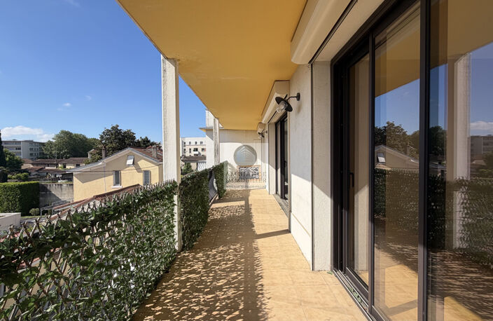 Appartement rénové avec terrasse — photo 2