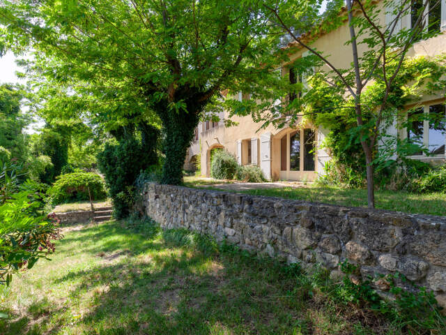 Proche de Lourmarin, Luberon, propriété de caractère sur 2,5 — photo du bien