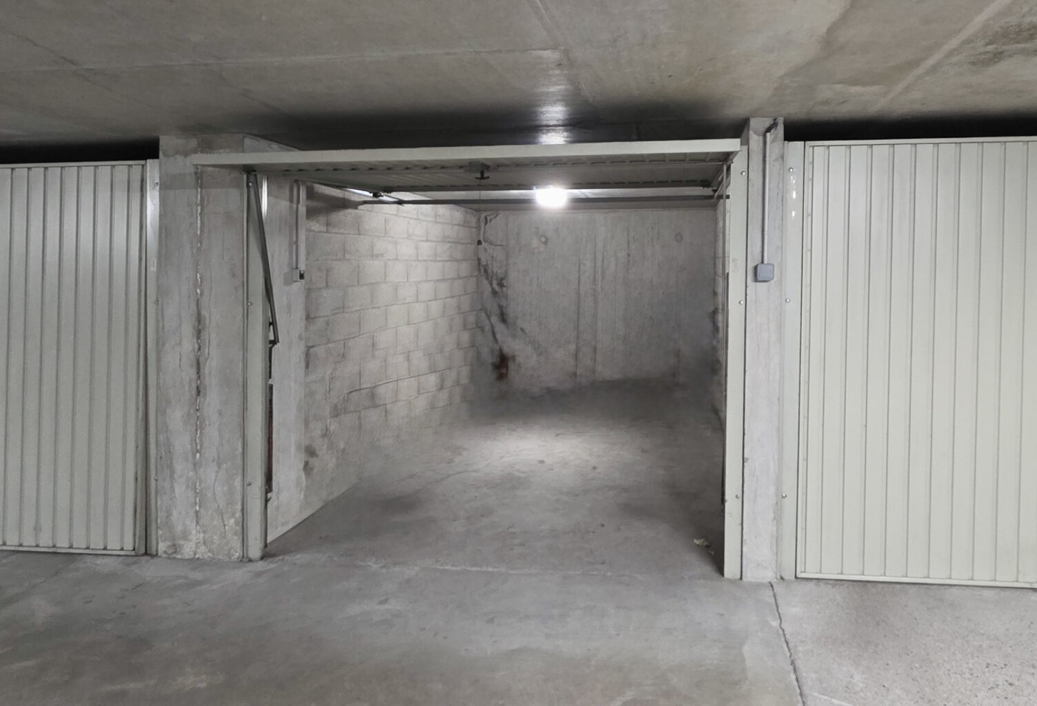GARAGE FERMÉ DANS UNE RÉSIDENCE DE STANDING SÉCURISÉE — photo 1