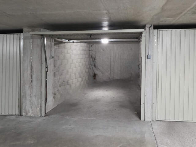 GARAGE FERMÉ DANS UNE RÉSIDENCE DE STANDING SÉCURISÉE — photo du bien