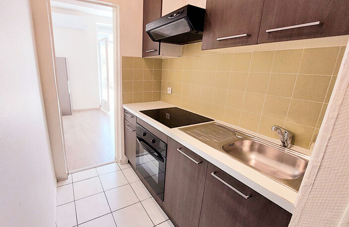 SOUS OFFRE vente en cours - Maison individuelle divisée en 2 appartements rapport locatif secteur Pelloutier — photo 2