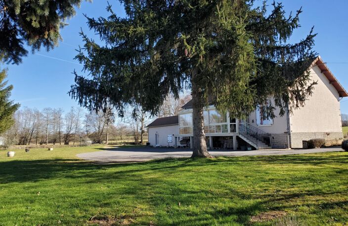 Domaine parsemé de plusieurs étangs, sa maison t4 et sa dépendance t2+2. — photo 2