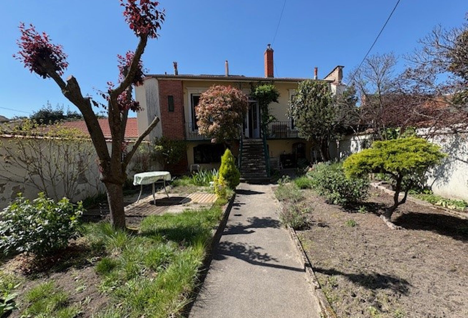 Maison de ville à vendre louée à Roanne de 54m2 sur un terra — photo 1
