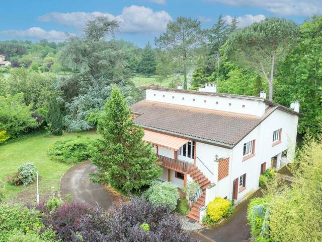 Grande Villa sur Terrain Boisé — photo du bien