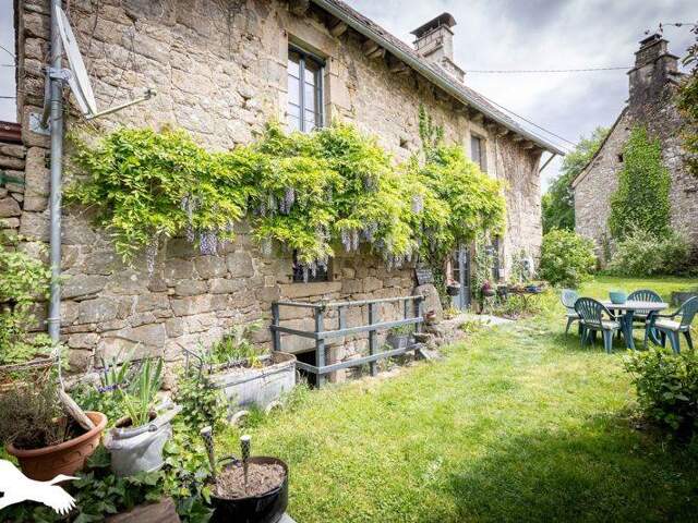 Maison en pierre de 4 pièces principales — photo du bien