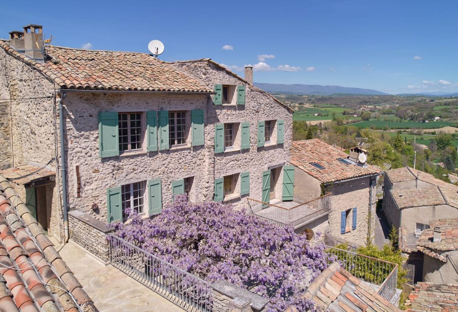 Pays de Forcalquier, rare maison de village de 367 m2 avec jardin terrasse et piscine — photo 1