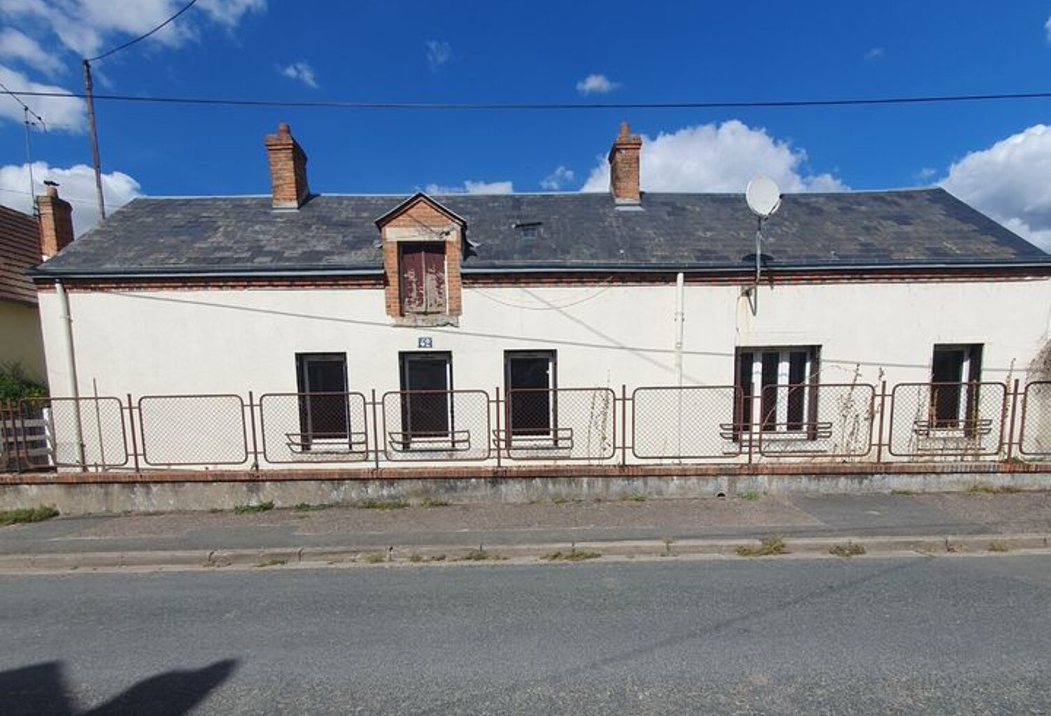 LONGERE 128M2 4 CHAMBRES 1167M2  TERRAIN EN PLEIN CENTRE — photo 1