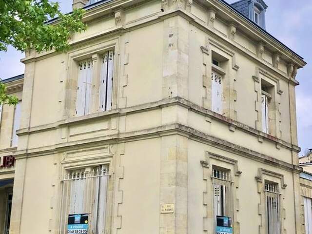MAISON DE VILLE STYLE DE MAÎTRE , EN PIERRE A ETAGES, RENOVEE — photo du bien