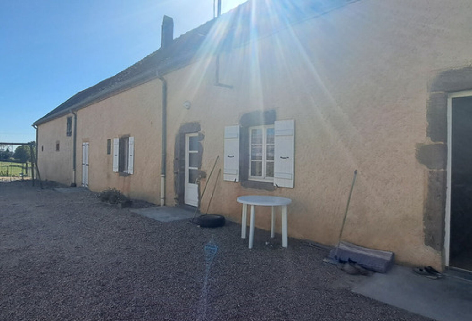 FERMETTE A RÉNOVER AVEC GRANDS BATIMENTS, DÉPENDANCES ET SES 2 HA DE TERRAINS LIBRES — photo 1