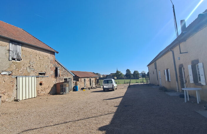 FERMETTE A RÉNOVER AVEC GRANDS BATIMENTS, DÉPENDANCES ET SES 2 HA DE TERRAINS LIBRES — photo 2