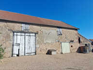 FERMETTE A RÉNOVER AVEC GRANDS BATIMENTS, DÉPENDANCES ET SES 2 HA DE TERRAINS LIBRES — photo 3