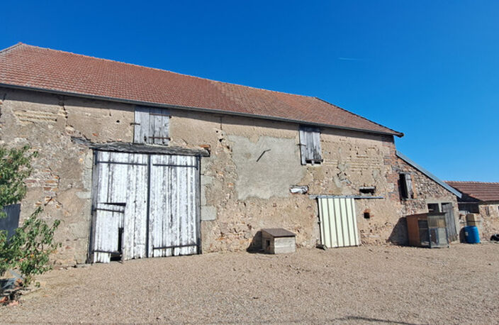 FERMETTE A RÉNOVER AVEC GRANDS BATIMENTS, DÉPENDANCES ET SES 2 HA DE TERRAINS LIBRES — photo 3