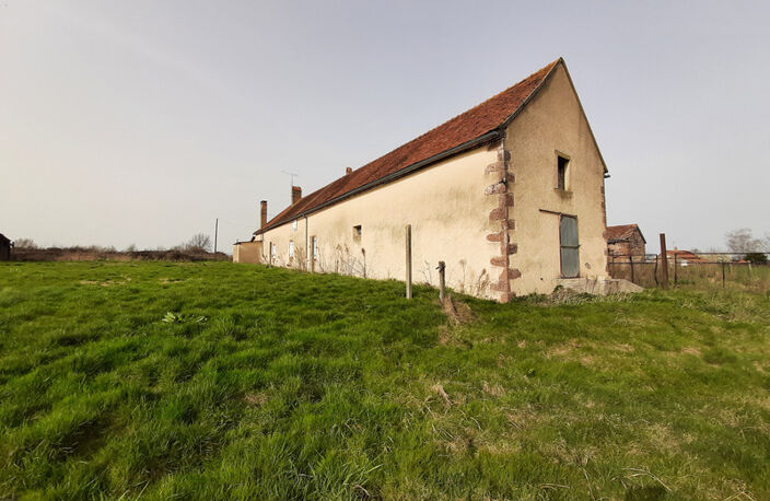 FERMETTE A RÉNOVER AVEC GRANDS BATIMENTS, DÉPENDANCES ET SES 2 HA DE TERRAINS LIBRES — photo 5