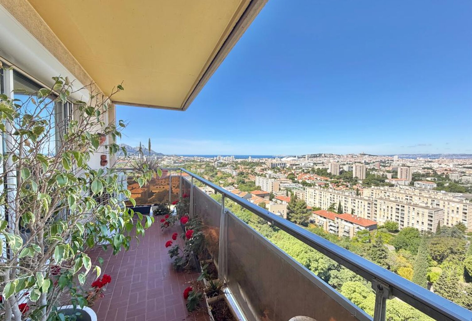 Appartement T4 de 77,12m² en dernier étage - Magnifique vue - Secteur Saint Tronc — photo 1