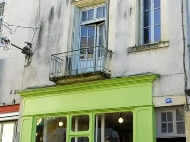 Proche prieuré, immeuble 3 appartements + local commercial (actuellement loué) — photo du bien