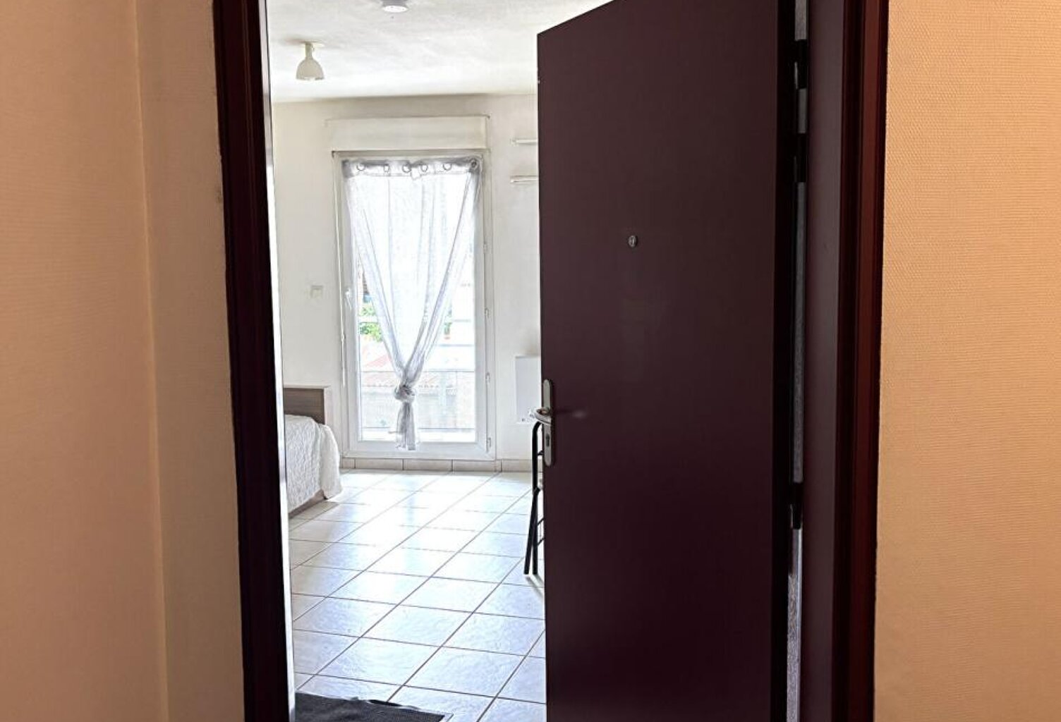 Saint Etienne Sud studio de 18.5m² habitables pièce à vivre avec kitchenette, salle d'eau/WC. Balcon Ouest de 7m² — photo 1