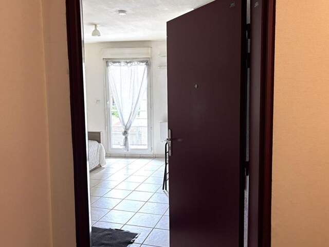 Saint Etienne Sud studio de 18.5m² habitables pièce à vivre avec kitchenette, salle d'eau/WC. Balcon Ouest de 7m² — photo du bien