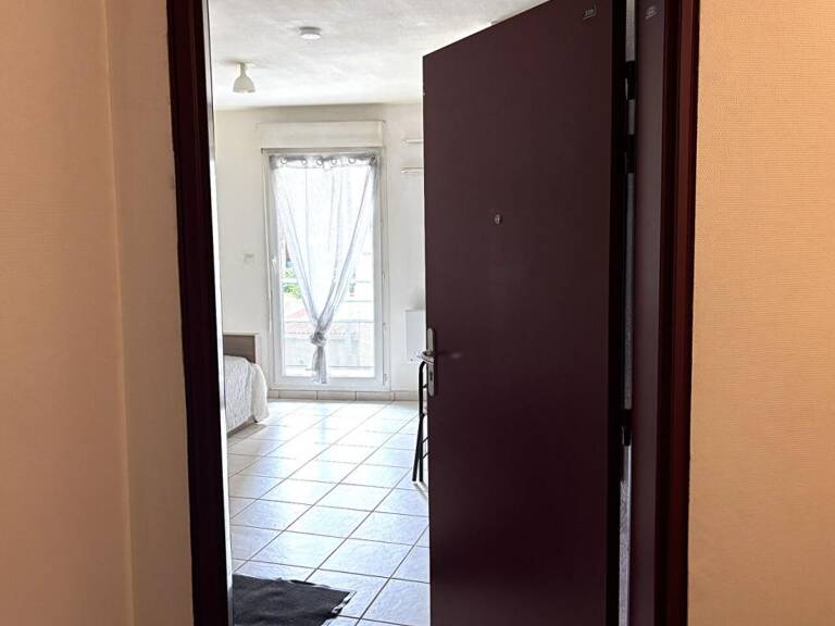 Saint Etienne Sud studio de 18.5m² habitables pièce à vivre avec kitchenette, salle d'eau/WC. Balcon Ouest de 7m² — photo 1