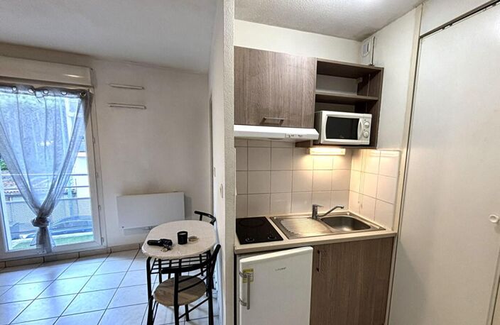 Saint Etienne Sud studio de 18.5m² habitables pièce à vivre avec kitchenette, salle d'eau/WC. Balcon Ouest de 7m² — photo 3