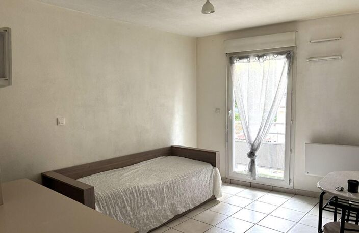 Saint Etienne Sud studio de 18.5m² habitables pièce à vivre avec kitchenette, salle d'eau/WC. Balcon Ouest de 7m² — photo 4