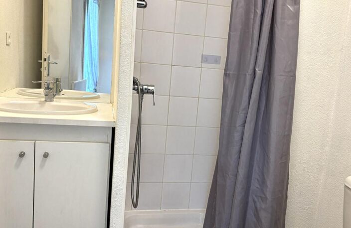 Saint Etienne Sud studio de 18.5m² habitables pièce à vivre avec kitchenette, salle d'eau/WC. Balcon Ouest de 7m² — photo 5