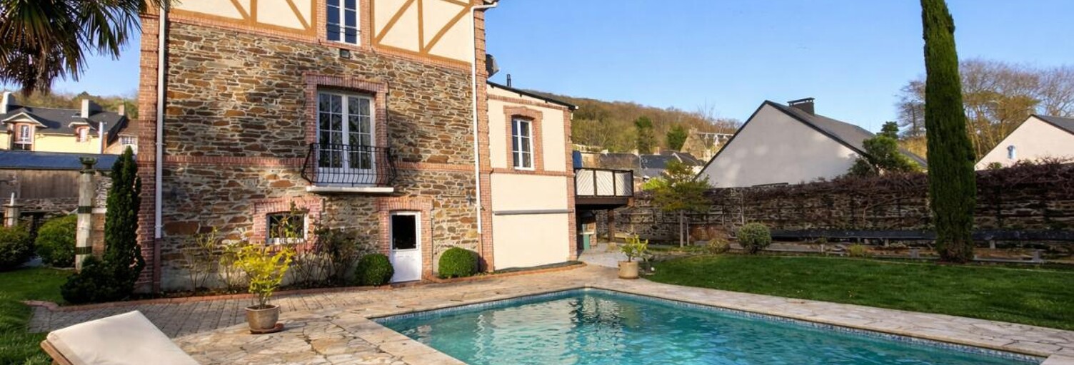 Maison 10 Pièces 220 m² à vendre à Saint-Jean-le-Thomas (50530)