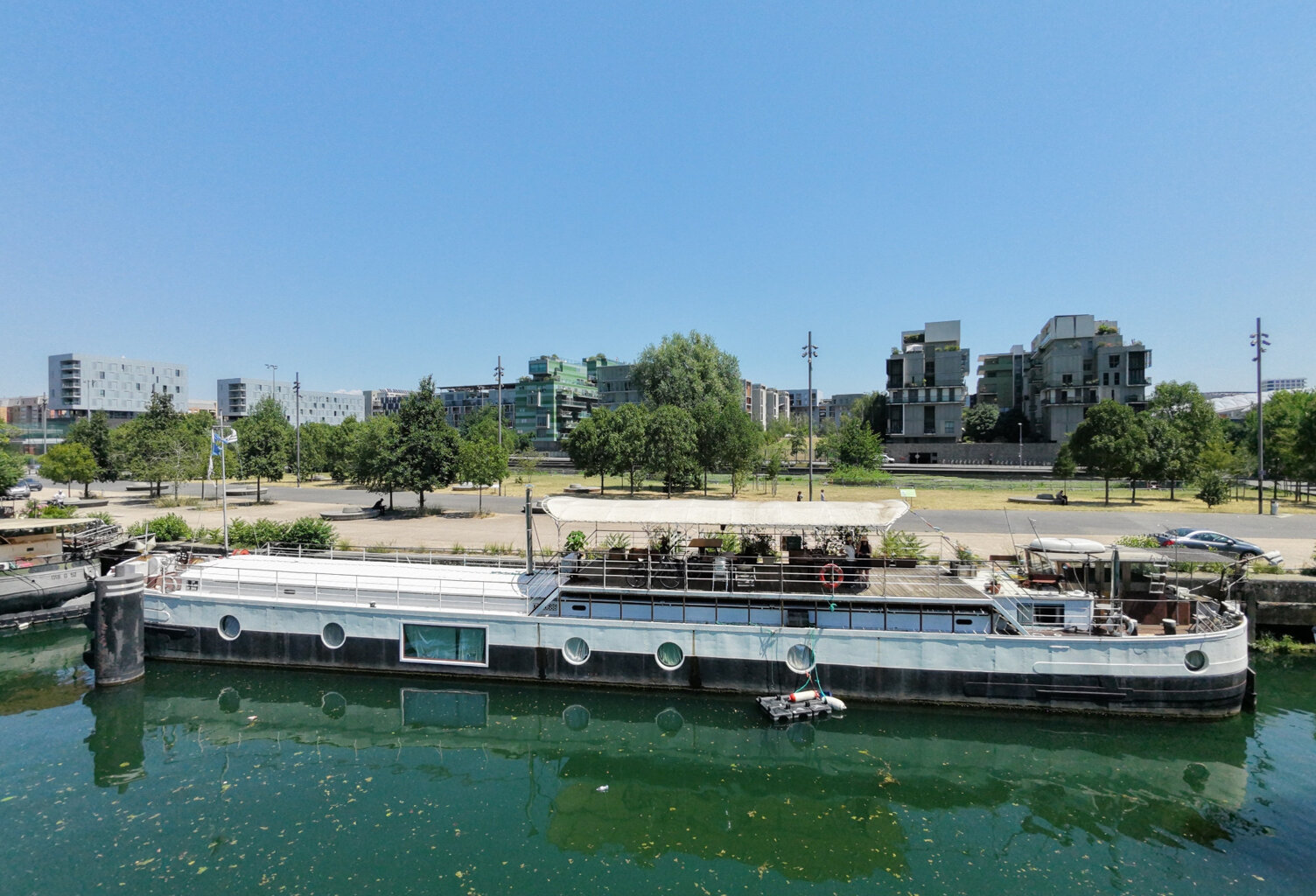 Péniche habitation de 170 m² avec terrasse couverte de 60 m², offrant un cadre de vie exceptionnel sur la Saône — photo 1