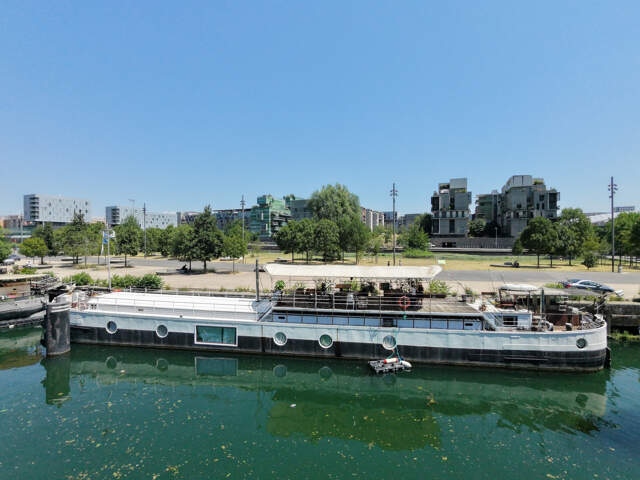 Péniche habitation de 170 m² avec terrasse couverte de 60 m², offrant un cadre de vie exceptionnel sur la Saône — photo du bien