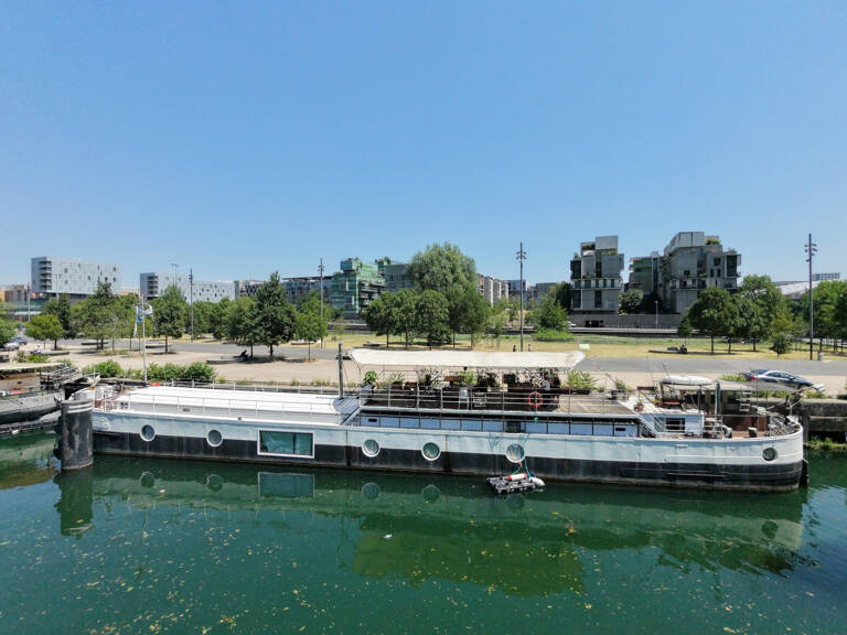 Péniche habitation de 170 m² avec terrasse couverte de 60 m², offrant un cadre de vie exceptionnel sur la Saône — photo 1