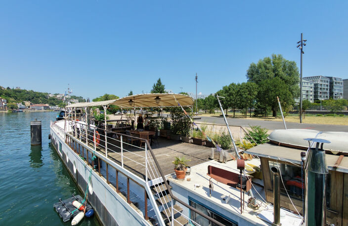 Péniche habitation de 170 m² avec terrasse couverte de 60 m², offrant un cadre de vie exceptionnel sur la Saône — photo 2