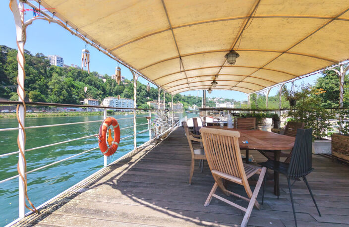 Péniche habitation de 170 m² avec terrasse couverte de 60 m², offrant un cadre de vie exceptionnel sur la Saône — photo 3