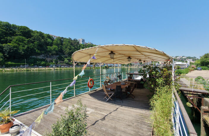 Péniche habitation de 170 m² avec terrasse couverte de 60 m², offrant un cadre de vie exceptionnel sur la Saône — photo 4