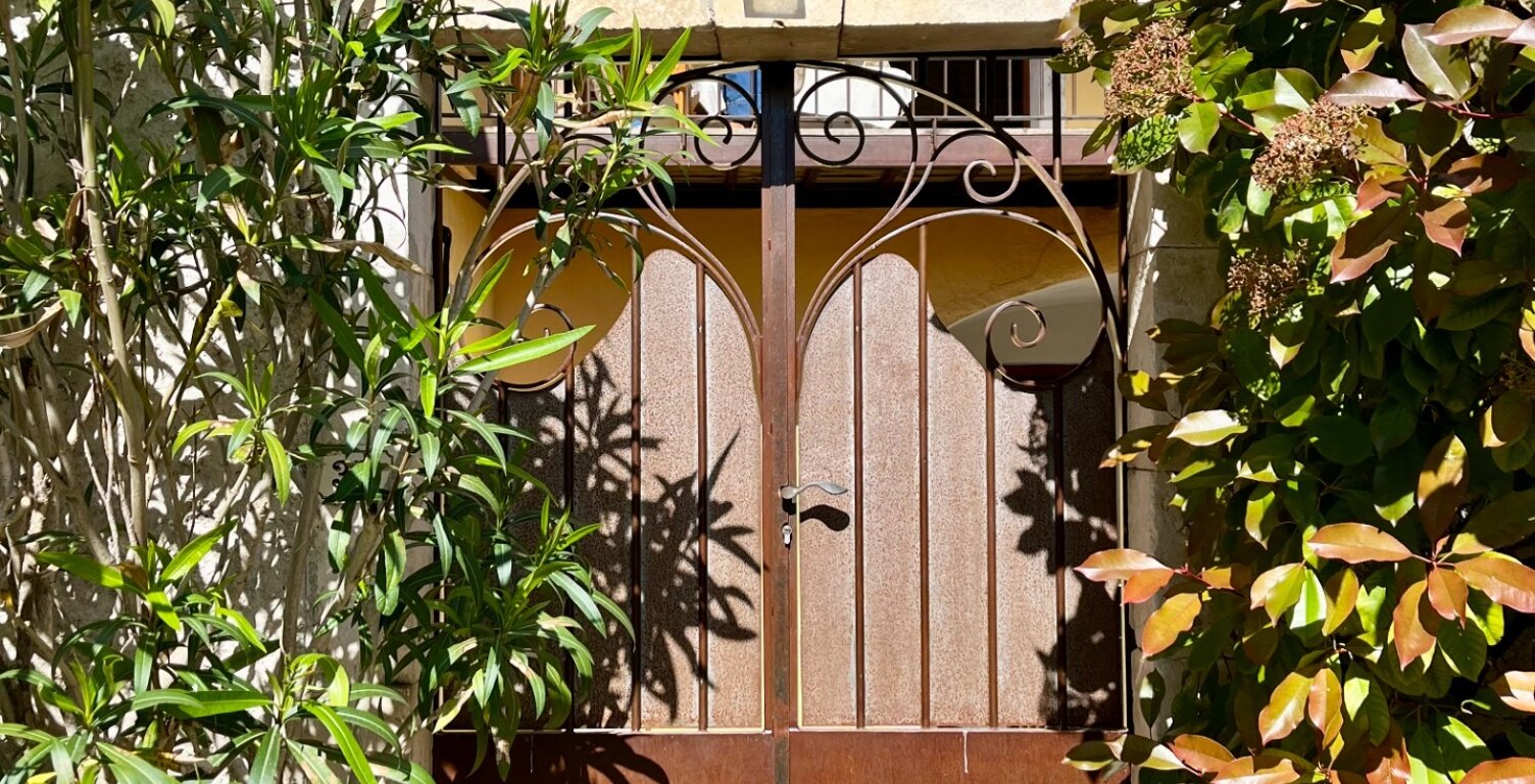 Maison de caractère rénovée – Cour, terrasse et 4 chambres – Secteur Lussan ✨ — photo 1