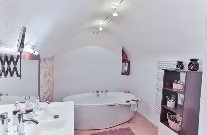 Maison de caractère rénovée – Cour, terrasse et 4 chambres – Secteur Lussan ✨ — photo 5