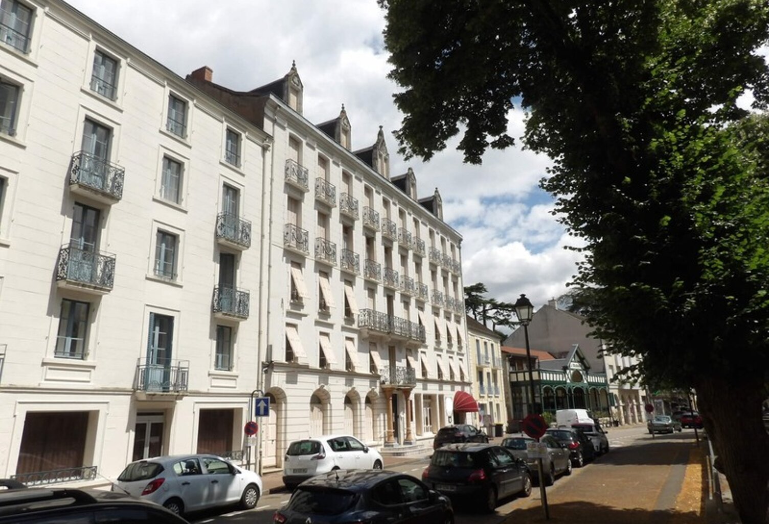 Immeuble à vendre NERIS LES BAINS (03) — photo 1
