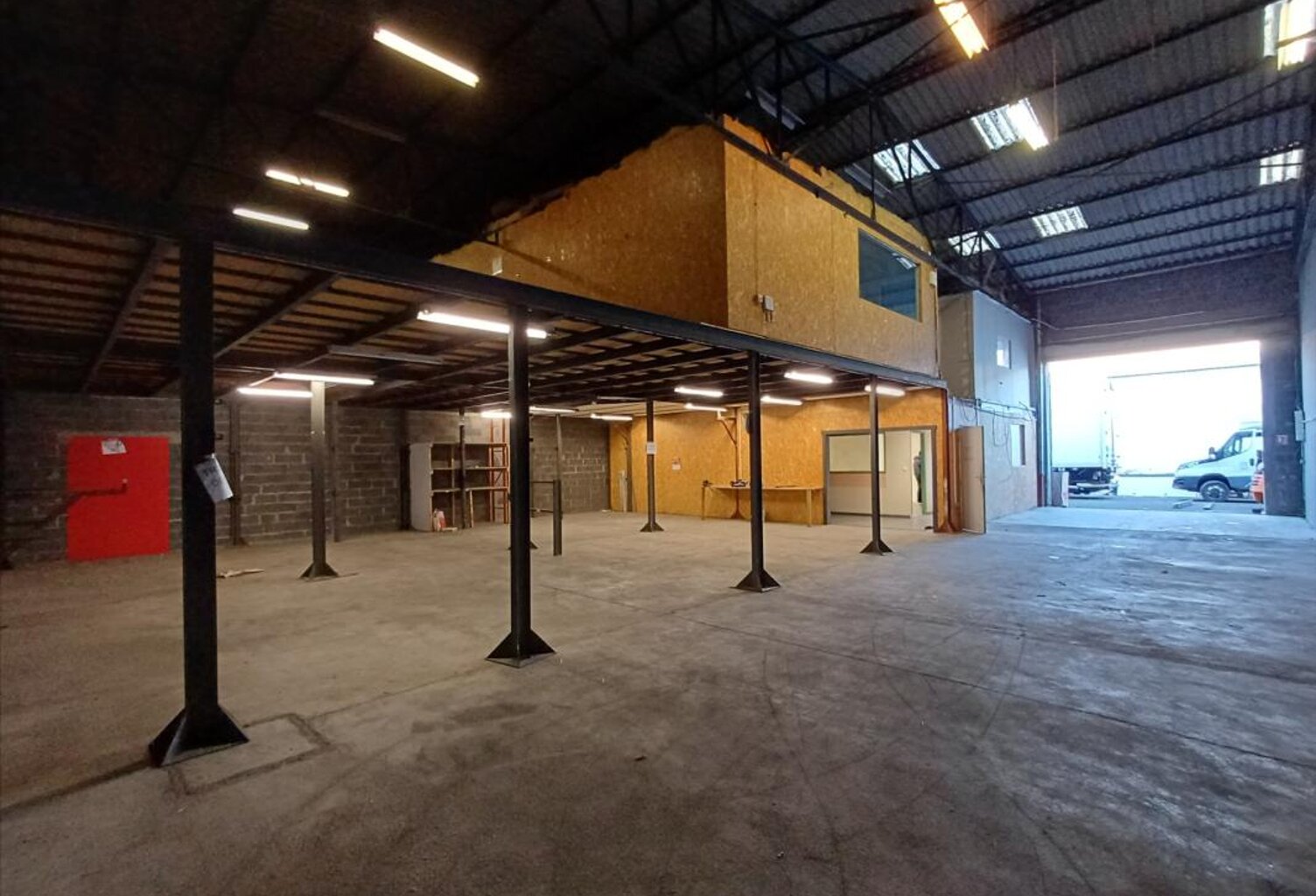 LOCAL COMMERCIAL 300m² - STOCKAGE + BUREAUX - BREZET — photo 1