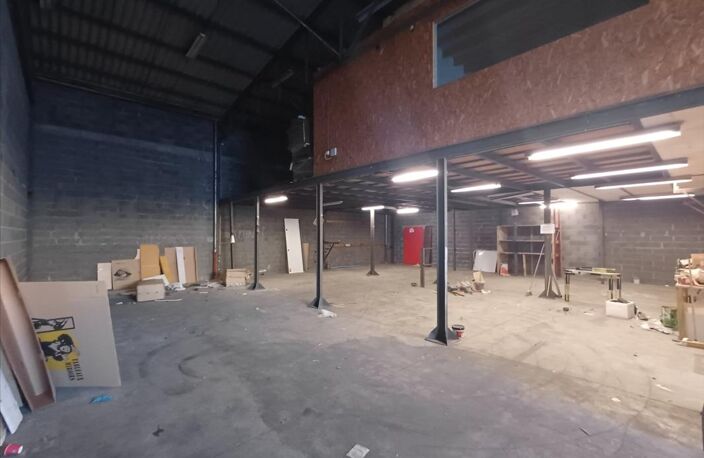 LOCAL COMMERCIAL 300m² - STOCKAGE + BUREAUX - BREZET — photo 4
