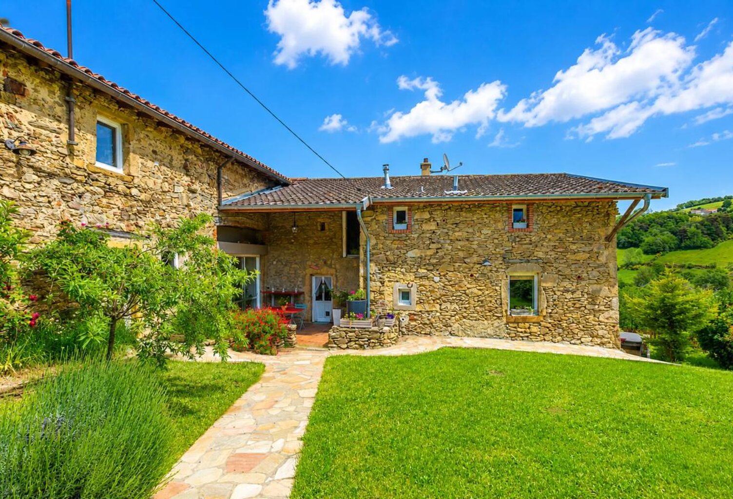 Maison de 10 pièces de 374 m² à Montromant — photo 1
