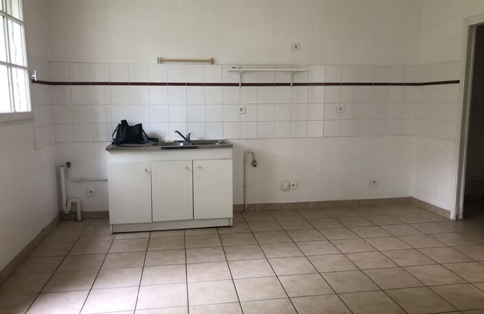 MAISON DE VILLE STYLE DE MAÎTRE , EN PIERRE A ETAGES, RENOVEE — photo 2