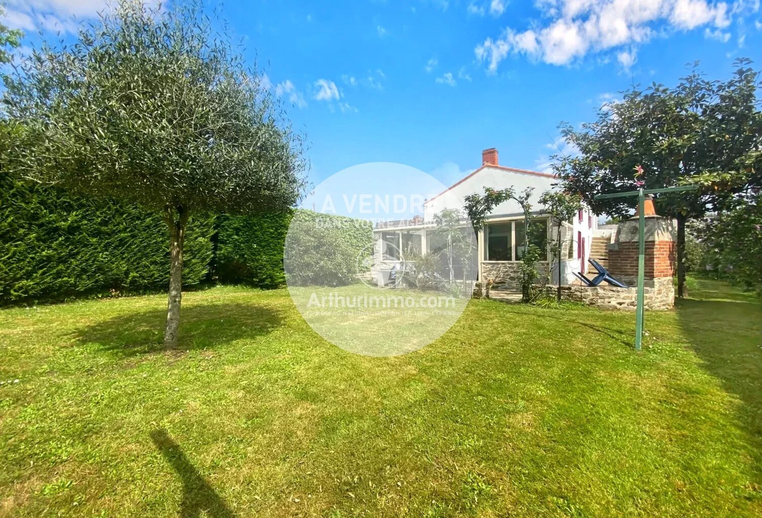 PROCHE CENTRE, BELLE LONGERE DE 160 M² AVEC DEPENDANCES — photo 1
