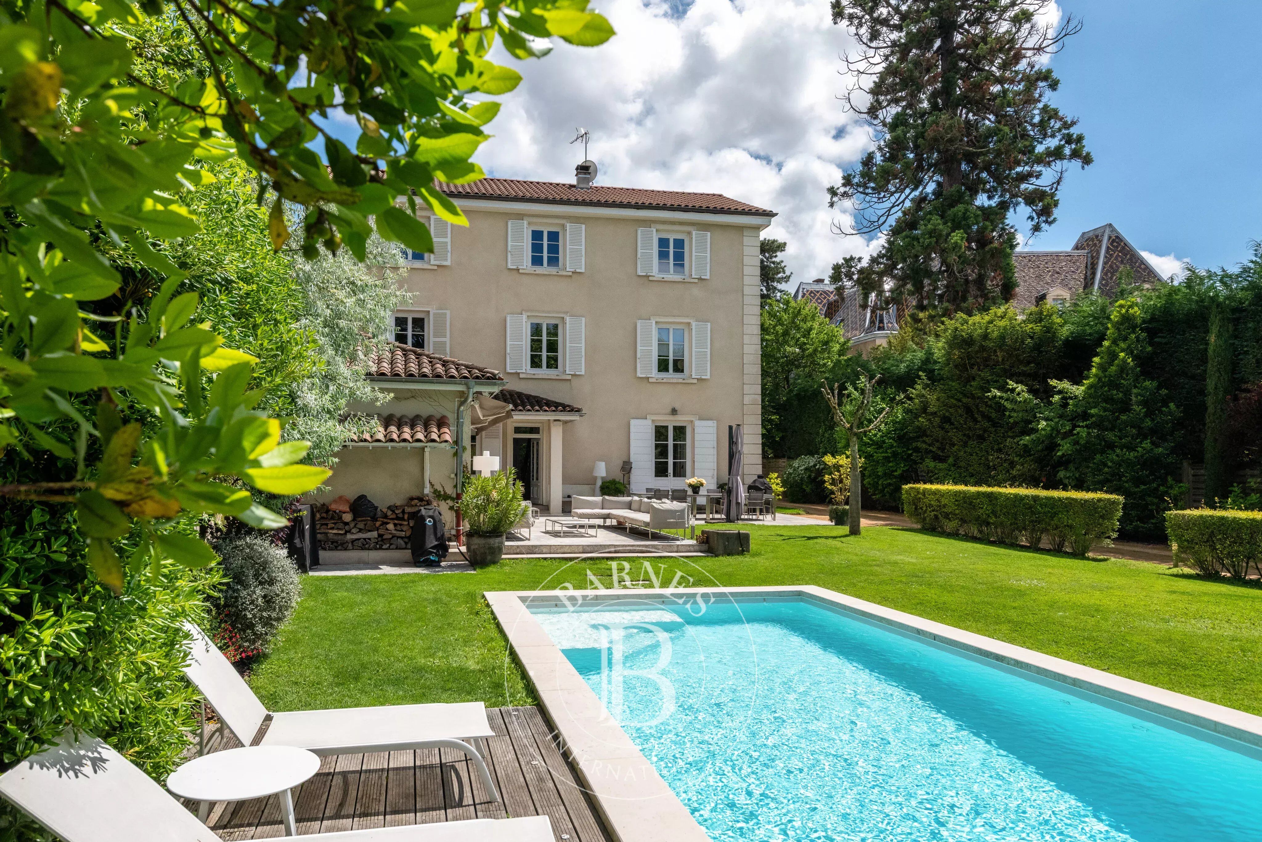 Maison � T8