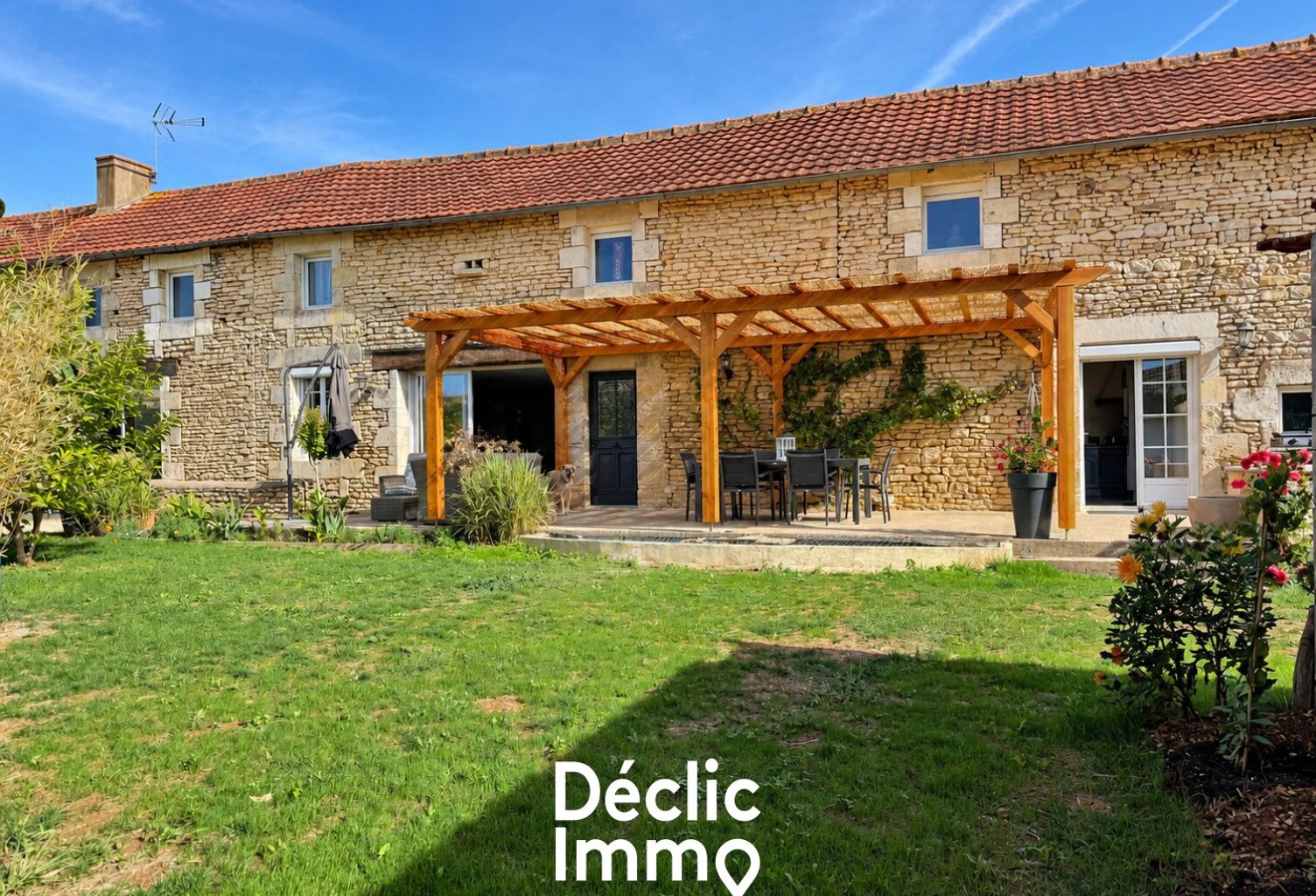 Magnifique longère familiale au cur de Vouillé — photo 1