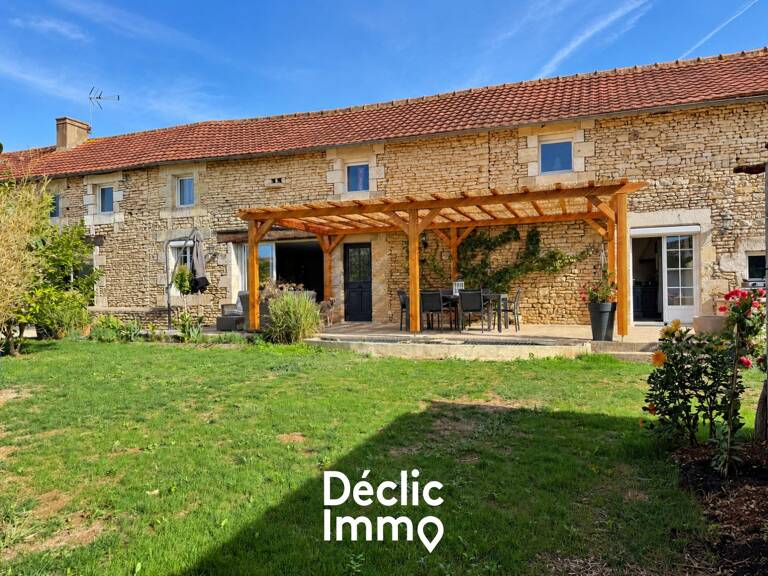 Magnifique longère familiale au cur de Vouillé — photo 1
