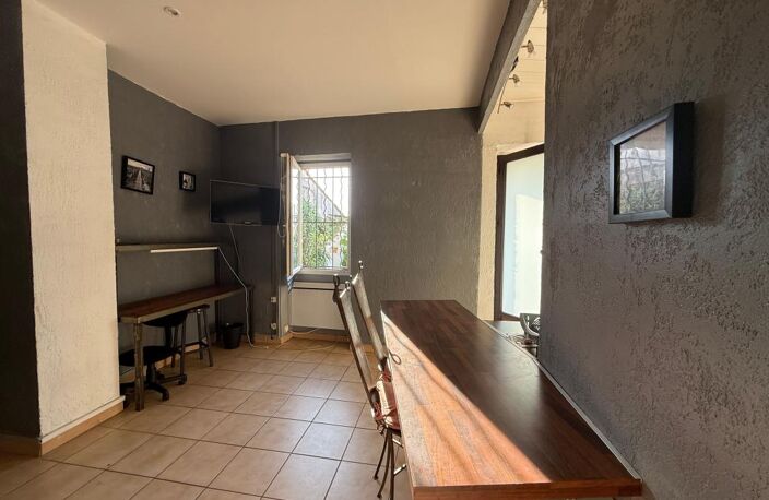 Appartement À Vendre: Nîmes proches Arènes et hypercentre : charmant P2 + dépendance : vendu meublé! VITE! — photo 2