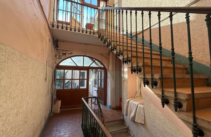 Appartement À Vendre: Nîmes proches Arènes et hypercentre : charmant P2 + dépendance : vendu meublé! VITE! — photo 3