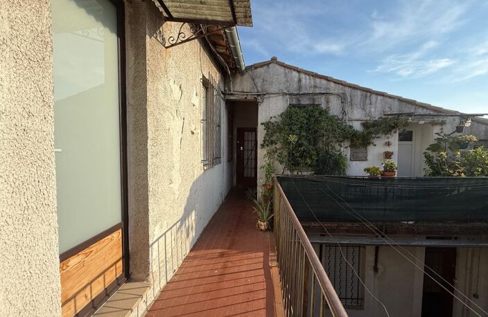 Appartement À Vendre: Nîmes proches Arènes et hypercentre : charmant P2 + dépendance : vendu meublé! VITE! — photo 4