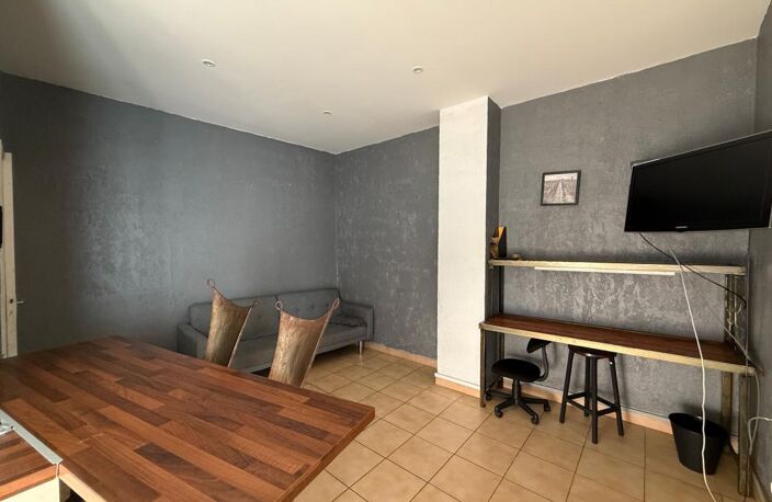 Appartement À Vendre: Nîmes proches Arènes et hypercentre : charmant P2 + dépendance : vendu meublé! VITE! — photo 5