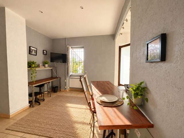 Appartement À Vendre: Nîmes proches Arènes et hypercentre : charmant P2 + dépendance : vendu meublé! VITE! — photo du bien
