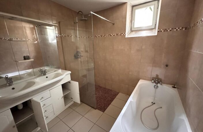   INVESTISSEMENT IDEAL EN PLEIN CENTRE DE DAX !   — photo 2